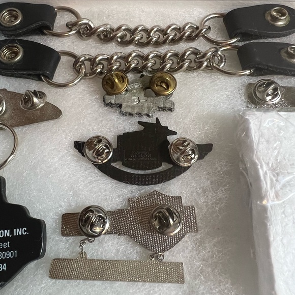 Harley Davidson Lot of Pins, Keychain, and 2 Vest Straps - Picture 7 of 17